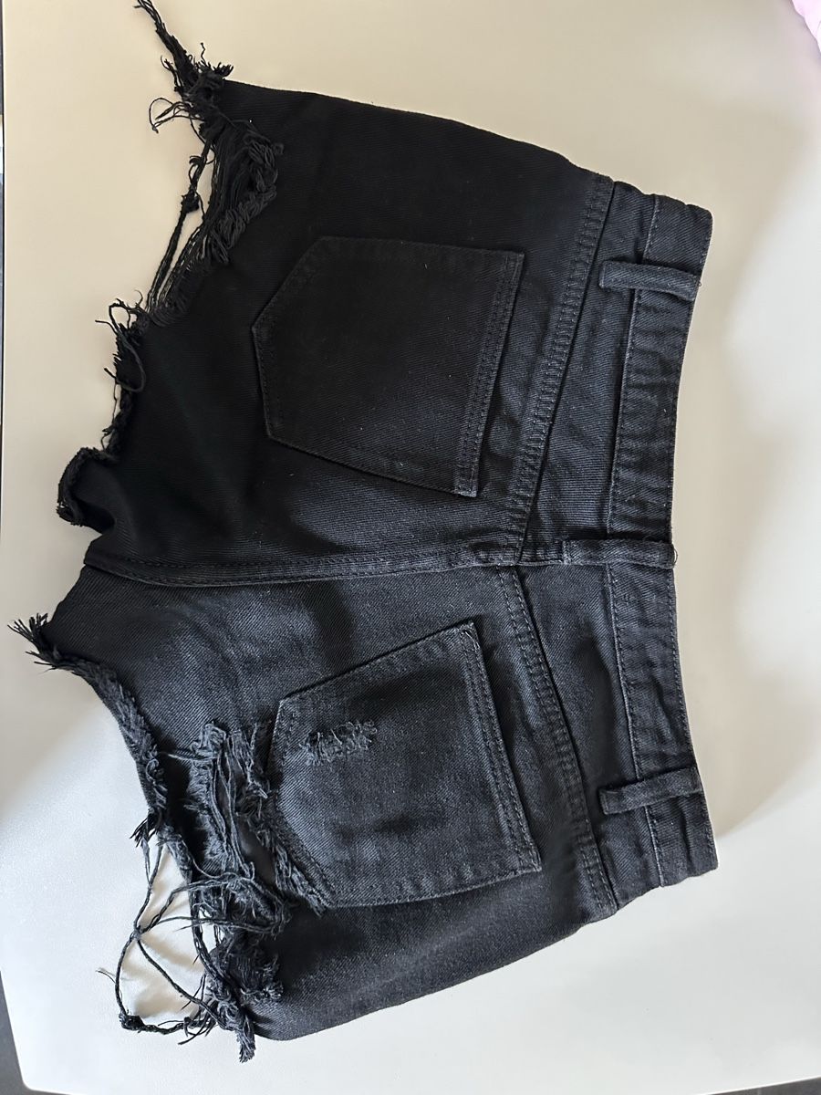 Pantaloni: schwarze Shorts – Usato da Romanshorn venduto da laa_279h 1