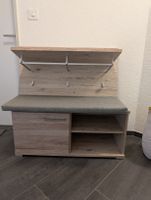 Garderoben-Sitzbank mit Wandgarderobe
