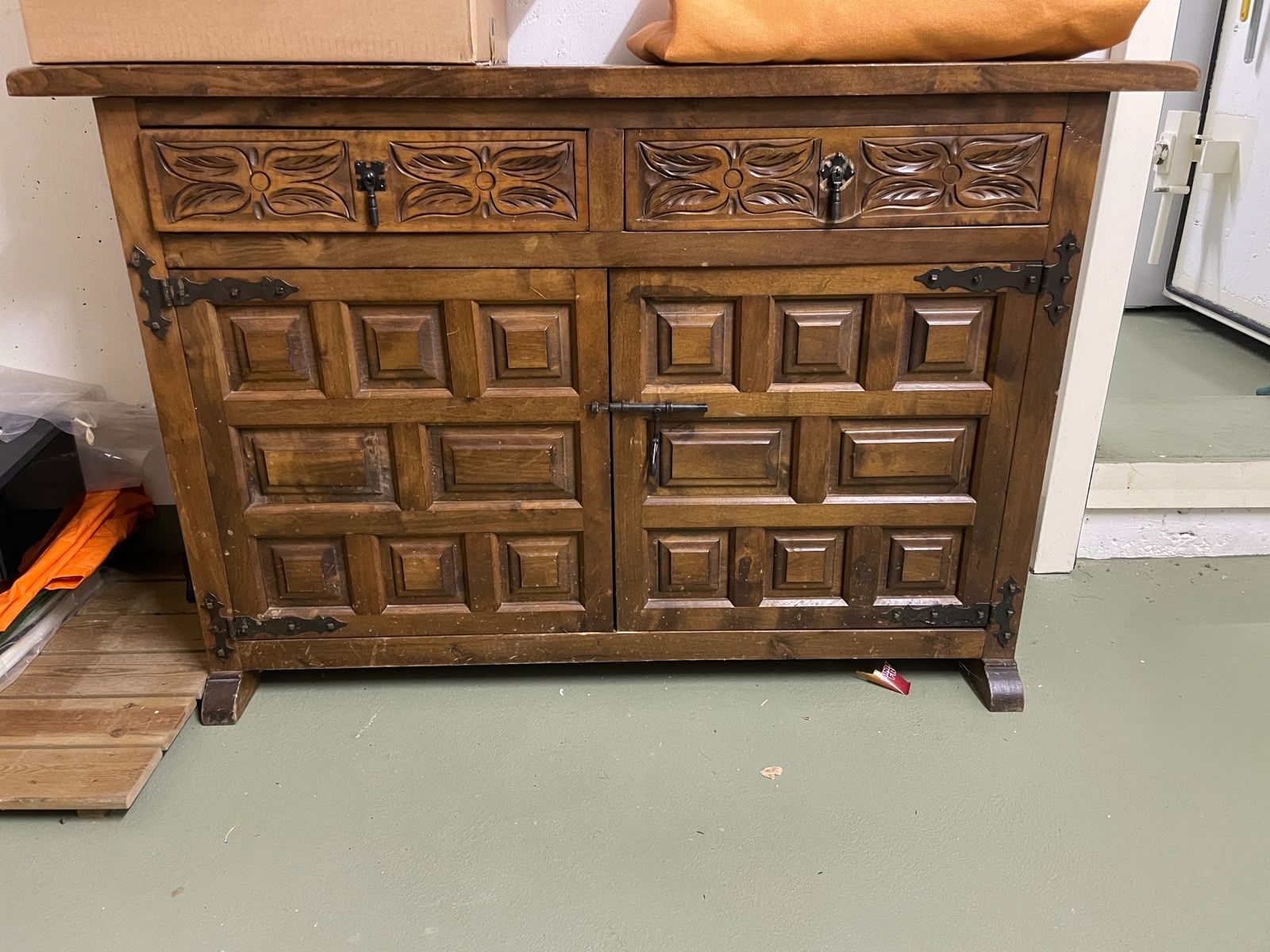 Cassettiere: Rustikale Holzkommode / Sideboard mit Schnitzereien – Usato da Uitikon Waldegg venduto da leelane