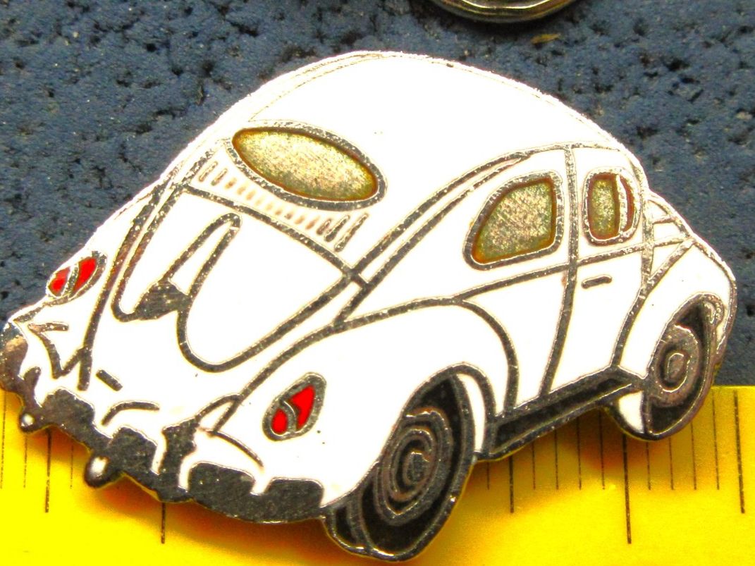 Volkswagen Placchette & Badge: VW KÄFER "BREZEL-KÄFER" ENAMEL AUTO PIN WEISS – Usato da Ettingen venduto da Hausi4711 1
