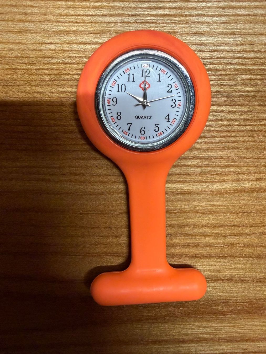 Orologi: Schwesternuhr mit Sicherheitsnadel orange – Nuovo e nell'imballaggio originale da Samedan venduto da PflegeWerkzeug