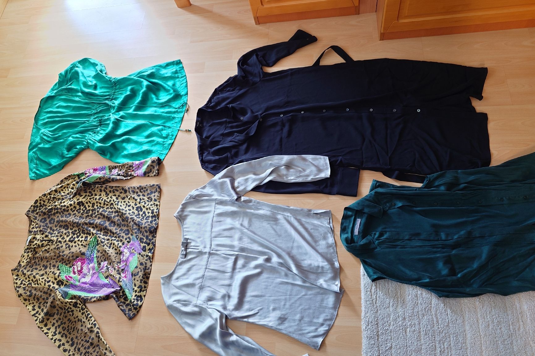 Lotti di vestiti: 5 STÜCKE DAMEN Oberteile – Usato da Wauwil venduto da Belton