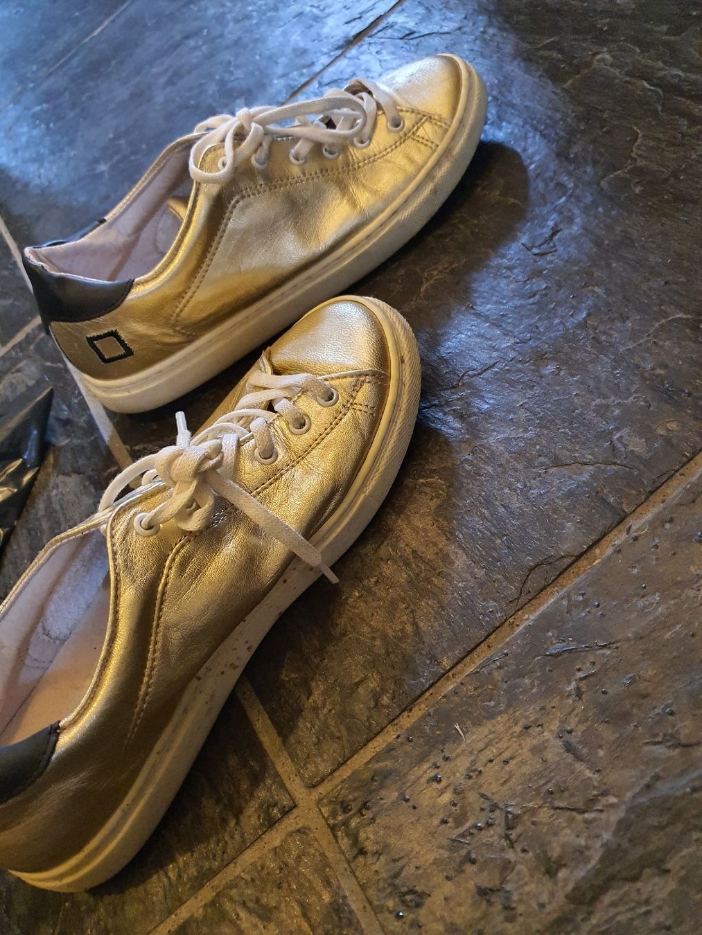 Damenschuhe: Goldige Damen Turnschuhe, Grösse 39 – Gebraucht aus Muri AG von Jeromia 2