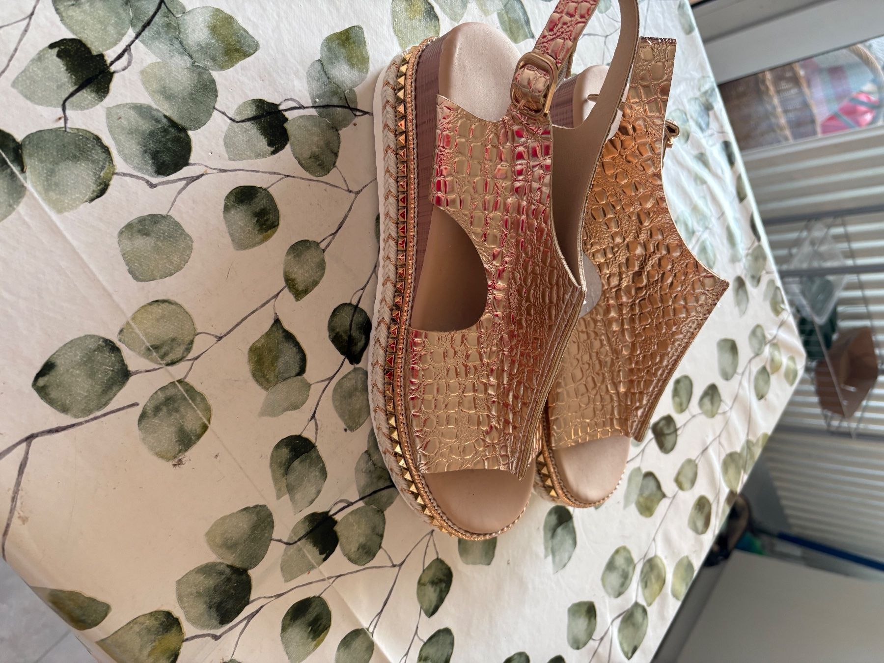 Scarpe da donna: Sandales neuves couleur or 40 – Usato da Genève venduto da Eperhab 1