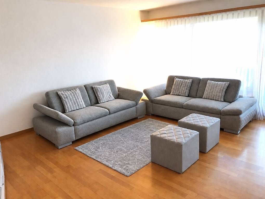 Hocker: Sofa,Hocker,Teppich, – Gebraucht aus Uznach von dion11