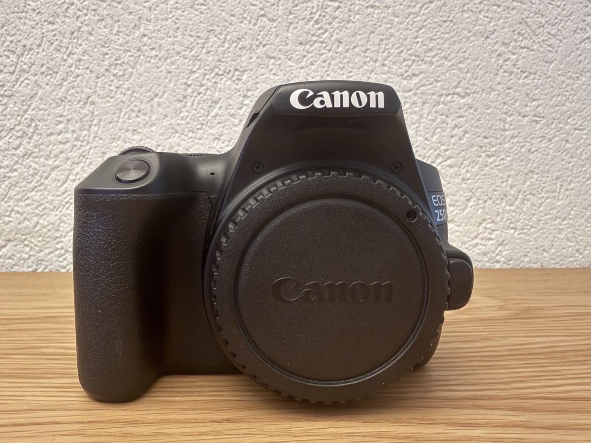 Canon Appareil photo: Canon EOS 250D + 2 batteries + chargeur original – D'occasion à Sion par marcio.ferreira 1