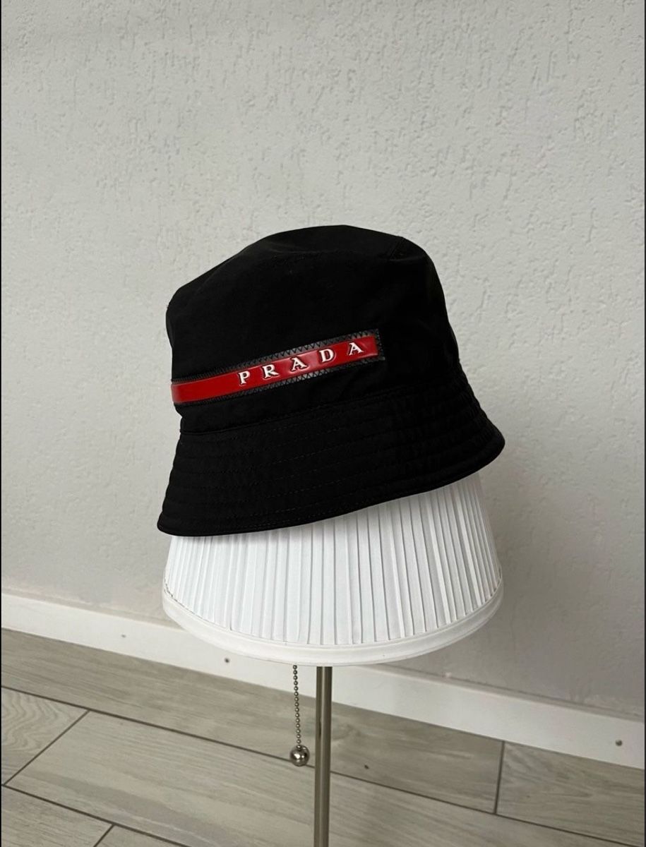 Prada Copricapi, berretti & cappellini: Prada Black Nylon Bucket Hat - Size S – Usato da Buchrain venduto da Mr.Kim
