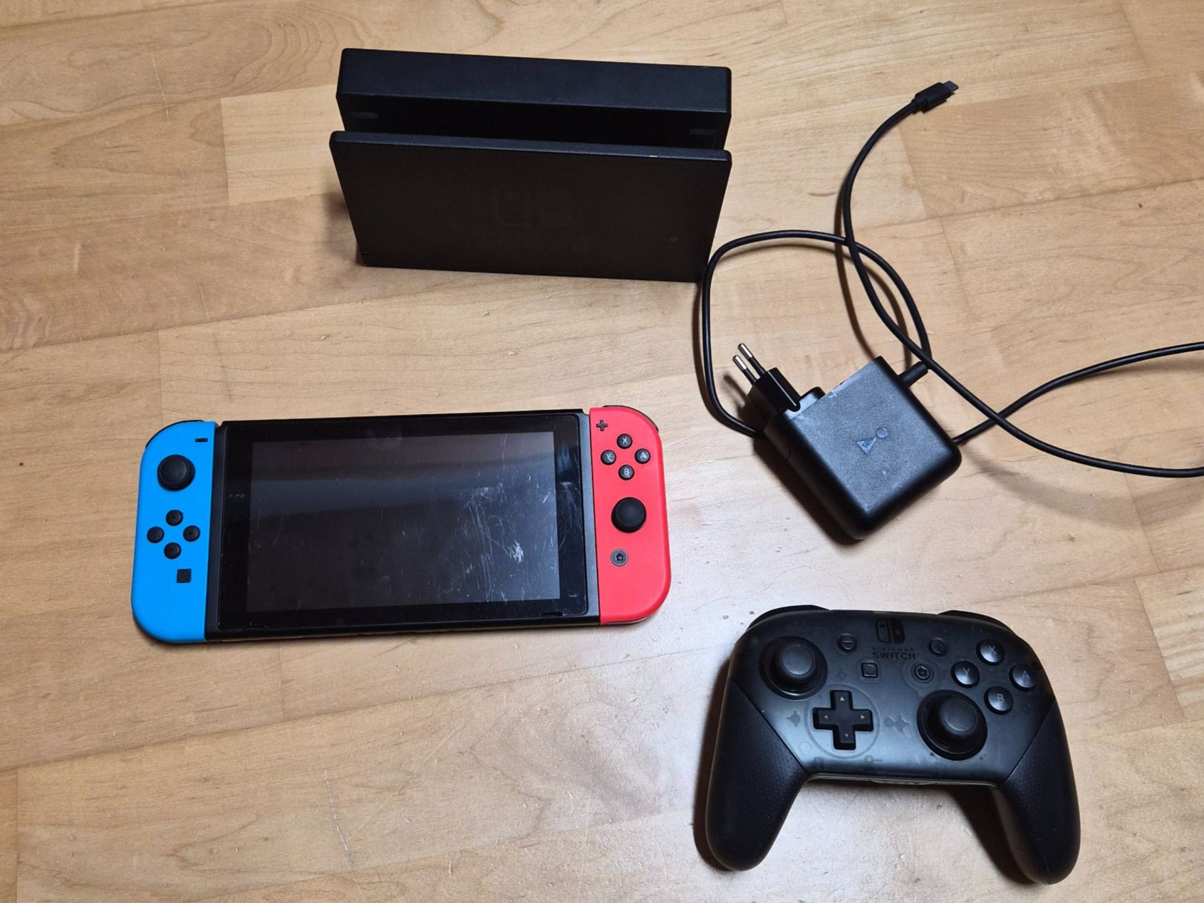 Nintendo Console: Nintendo Switch Konsole mit Pro Controller und Zubehör – Usato da Werdenberg venduto da Andri_Gantenbein