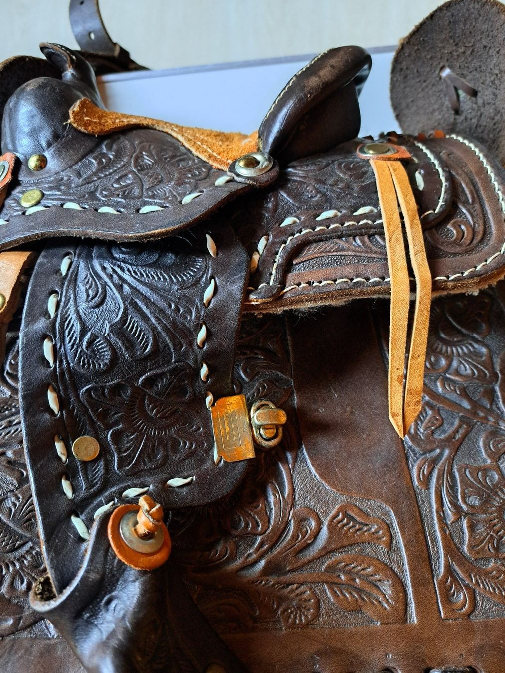 Taschen für Damen: Western Umhänge-Tasche in Sattelform – Gebraucht aus Kirchberg BE von Bataja 1