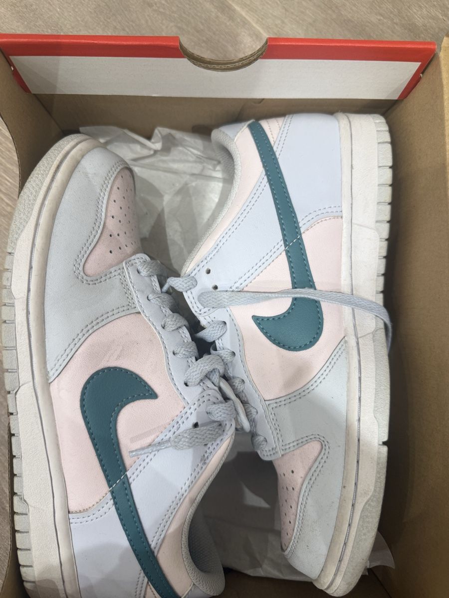 Nike Scarpe da donna: DUNK LOW taille 40 bleu rose vert – Nuovo (secondo la descrizione) da Versoix venduto da emm_g7q9
