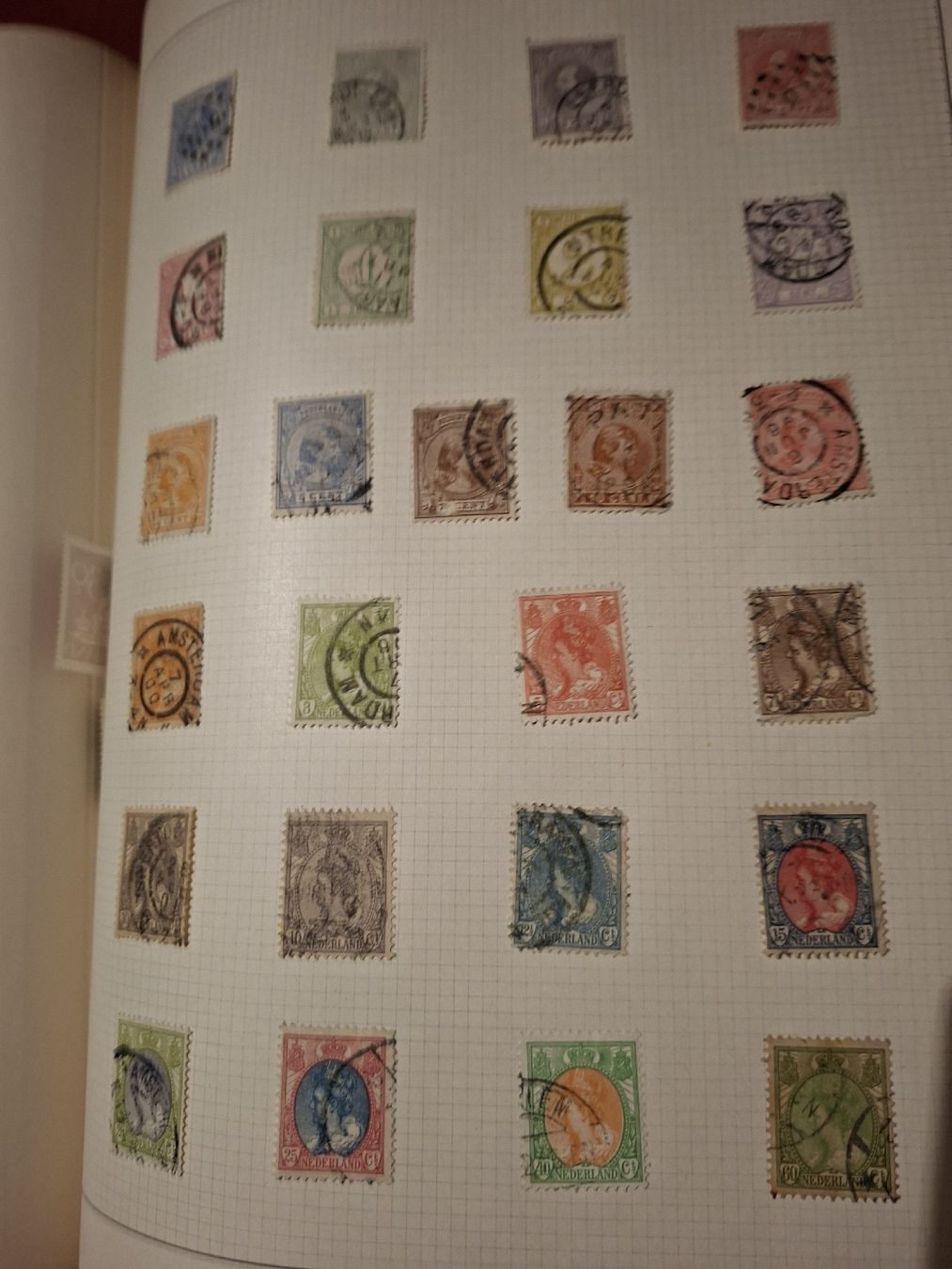 Tous les timbres: Sammlung eingeklebter Marken Weltweit über 100Seiten – D'occasion à Balgach par SIMEON27 7
