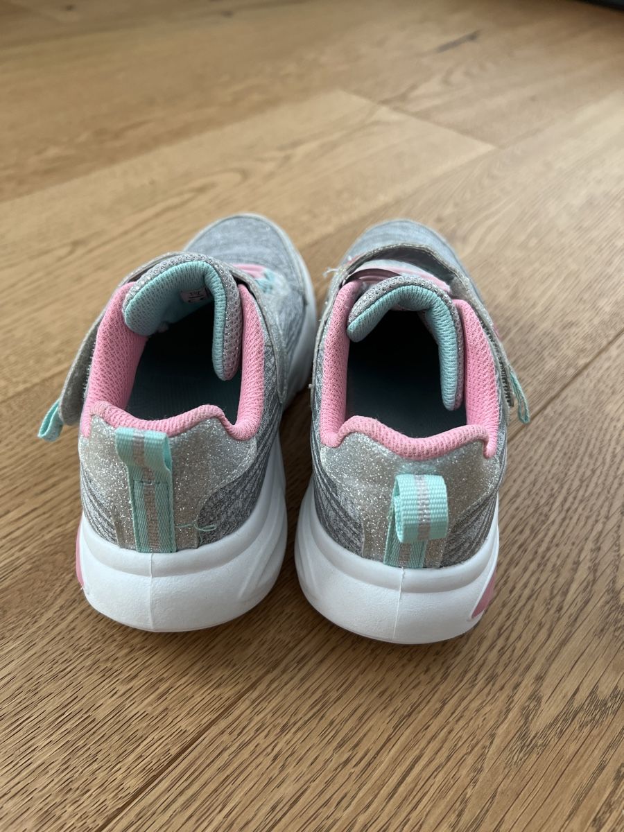 Scarpe per ragazze: Skechers Sneaker Gr. 30 mit Glitzer & Licht – Usato da Aeugst am Albis venduto da Bsaeub 3