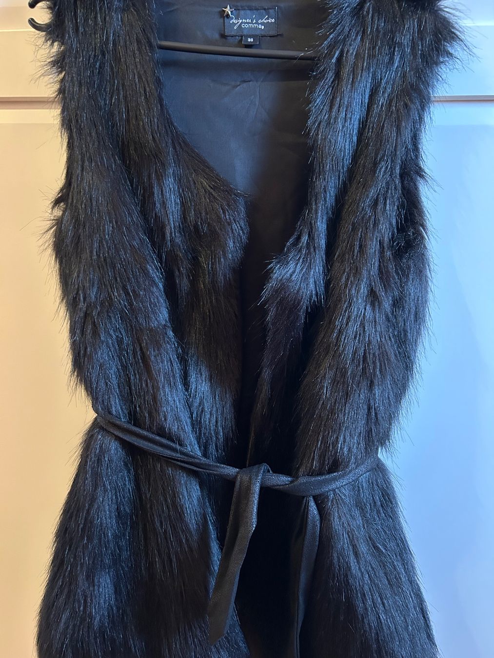 Comma Gilet & Giacche senza maniche: Schwarze Kunstpelzweste, Gr. 36! – Nuovo (secondo la descrizione) da Adliswil venduto da fmanu75
