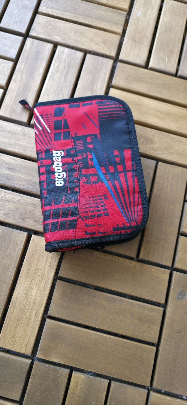 Ergobag Kindertaschen: Ergobag Rucksack set rot schwarz  Stadtmuster guter Zustand – Gebraucht aus Aesch BL von Angib1986 5