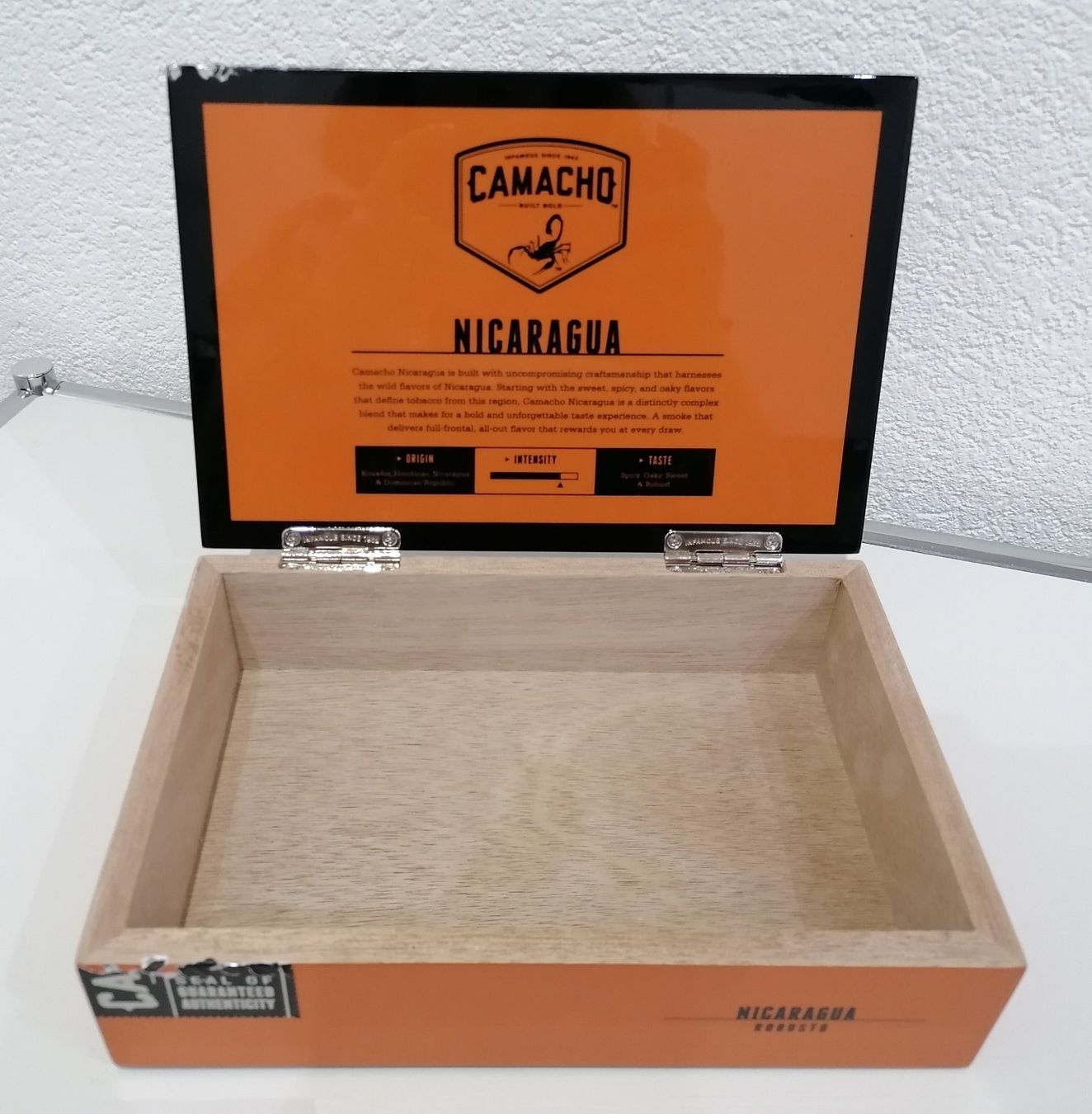 Altri Prodotti per fumatori: Extrem schöne & elegante Zigarren-Box, Schleiflack, CAMACHO – Nuovo (secondo la descrizione) da Unterengstringen venduto da Tnovus 1