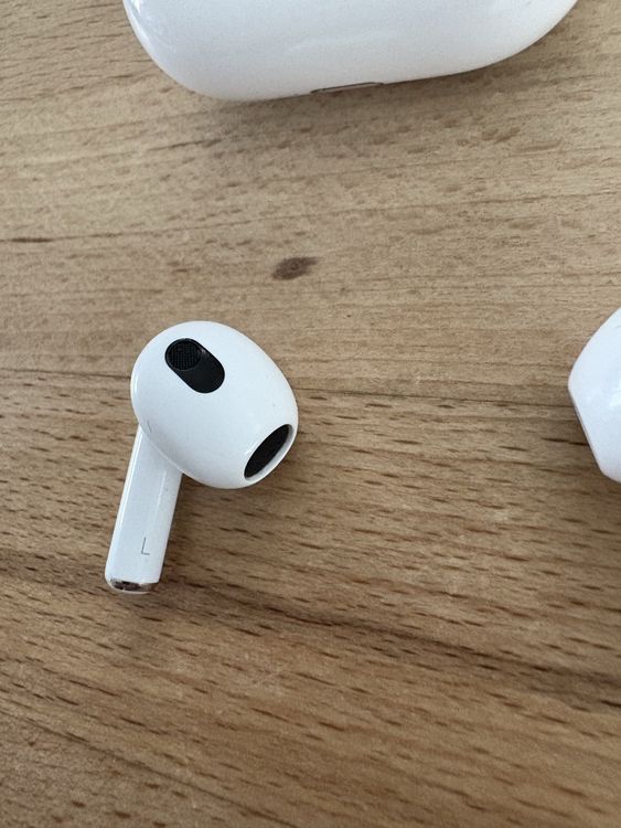 Apple AirPods (3rd Generation) 4