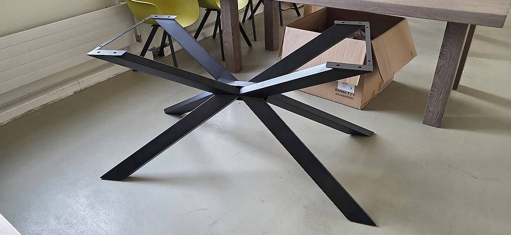 Sonstiges Mobiliar: Tisch Gestell Spinnenfüße, neu – Neu und originalverpackt aus Lützelflüh-Goldb von Rampenverkauf_72_