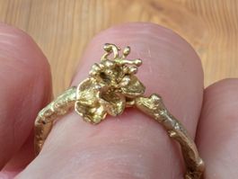 Goldring (9 Karat), handgemacht mit echtem Blütenzweig