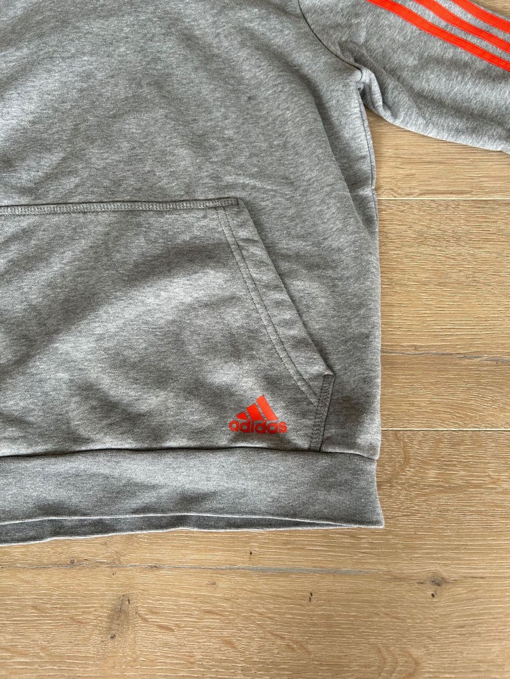 Adidas Pullover & Sweatshirts: Adidas Pullover Grösse 150 – Gebraucht aus Niederhelfenschwil von aur_ms6f 1