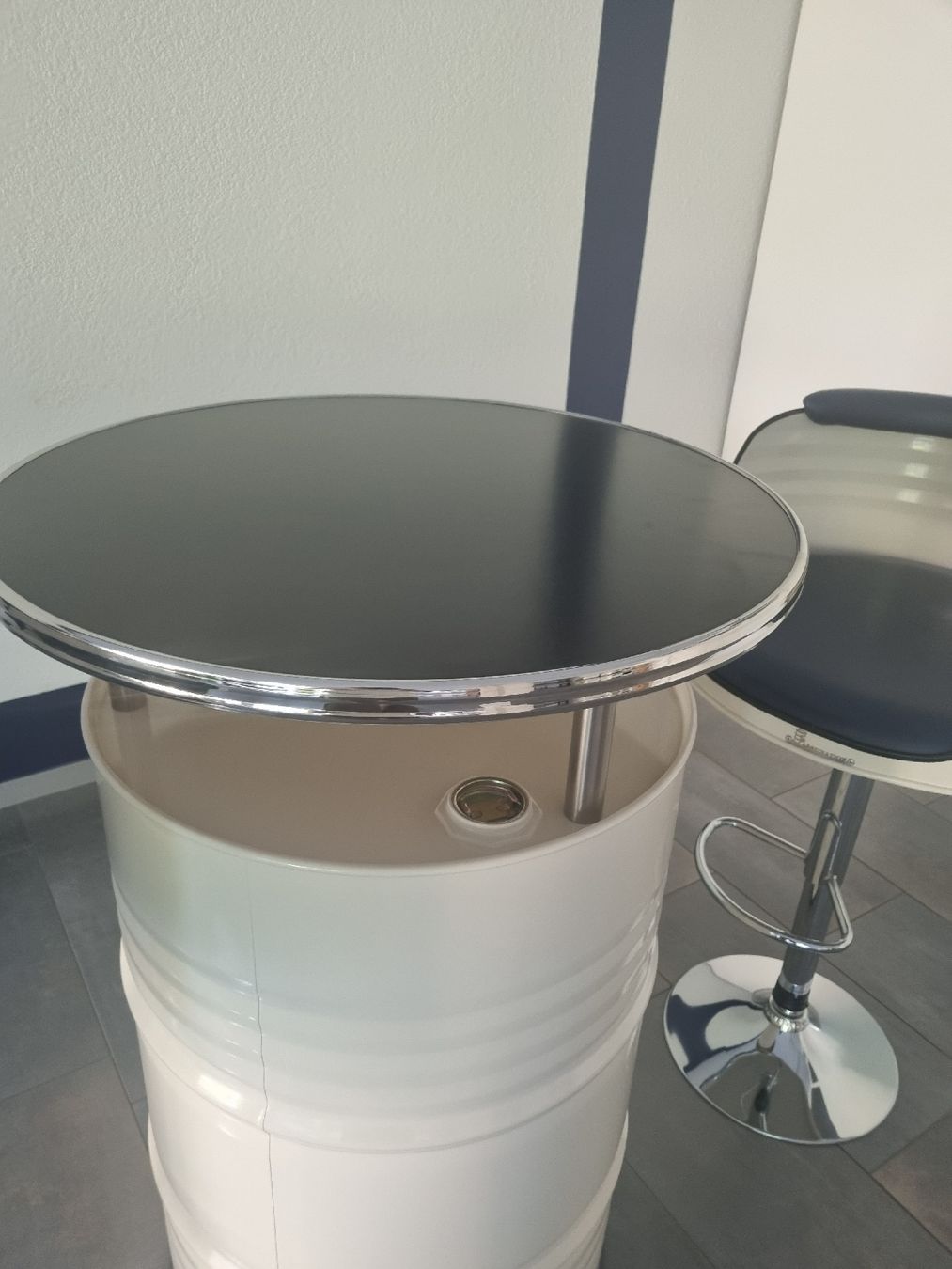 Tische: Stehtisch mit zwei Barstühle (ecru) – Gebraucht aus Abtwil SG von danikari 1