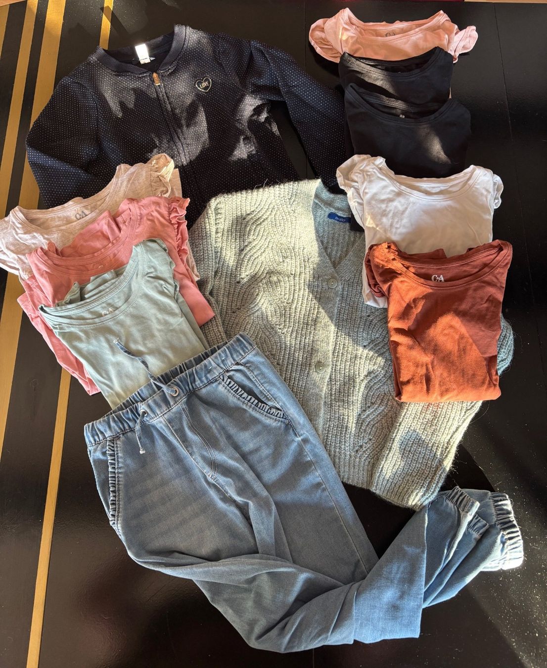 Lotti & Set di vestiti: Kleiderpaket Mädchen 11-teilig Gr.: 128 – Usato da Buchs ZH venduto da Donsalentino