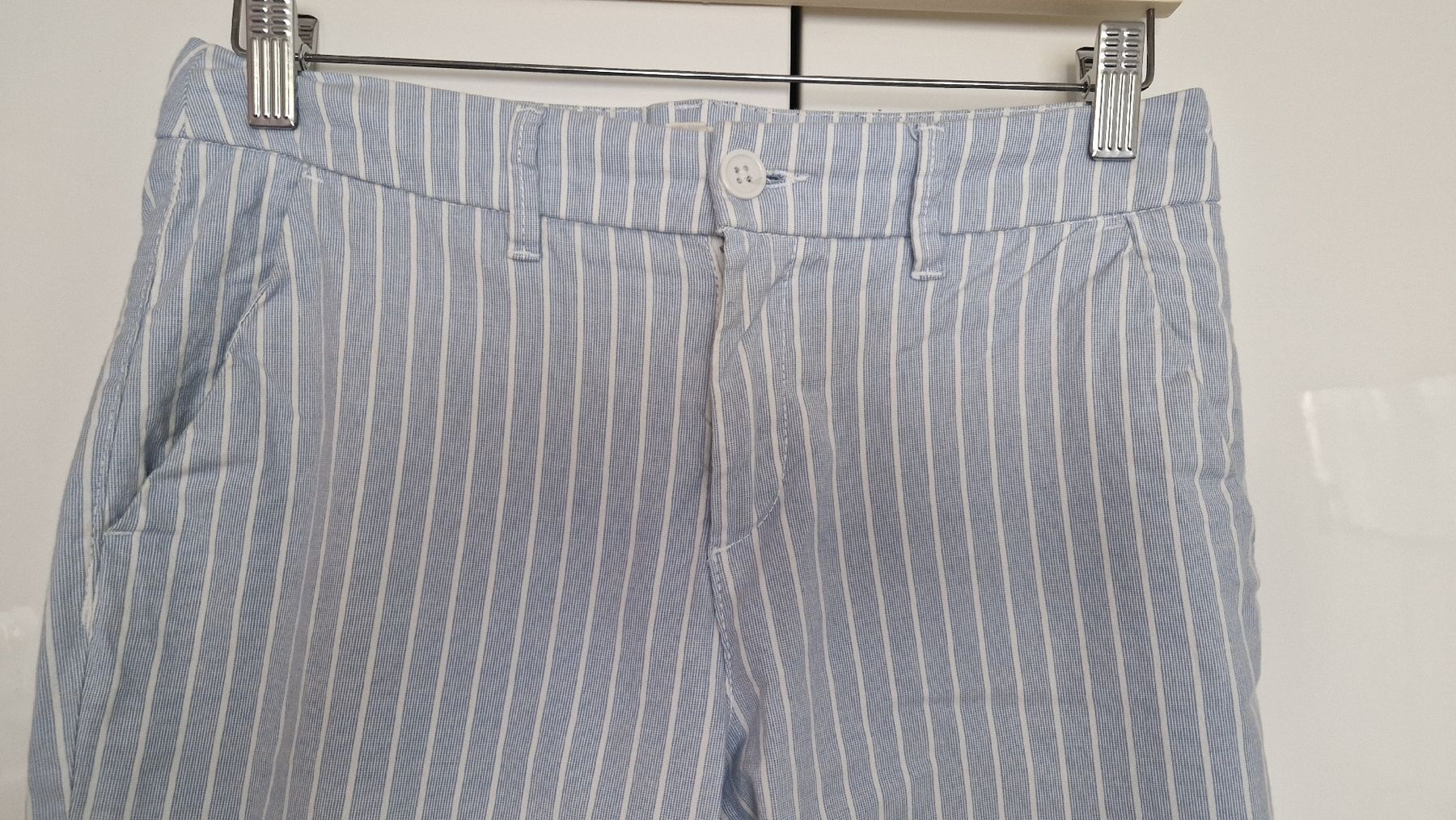 H&M Pantaloni: H&M Sommerhose, gestreift, Gr. 36, hellblau-weiss – Usato da Reinach BL venduto da Tinkerbelly27 2