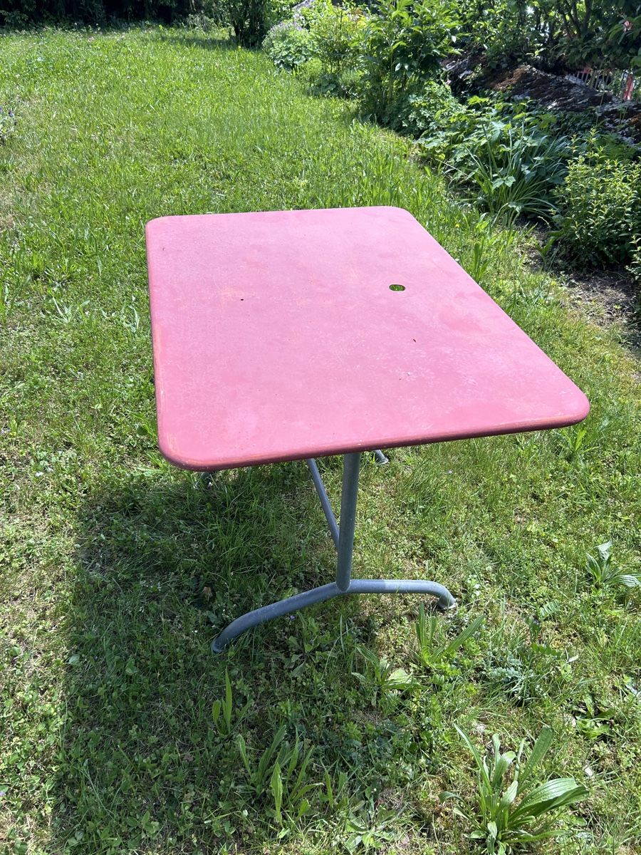 Tavoli: Vintage Gartentisch, rot, 1.00x0.70 – Usato da Burgdorf venduto da Starmorpheus