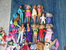9 alte Barbie/Ken Puppen,ca 100 Kleider/Accessoirs,Kämme...