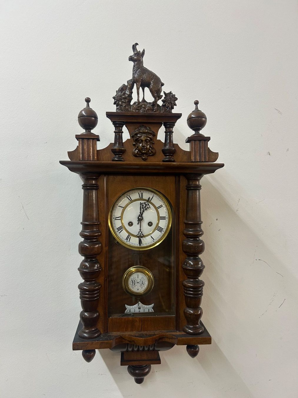 Junghans Orologi da terra & Orologi da parete: antiker Regulator aus Nussbaum vermutlich Junghans 1900 – Usato da Zürich venduto da Levelart