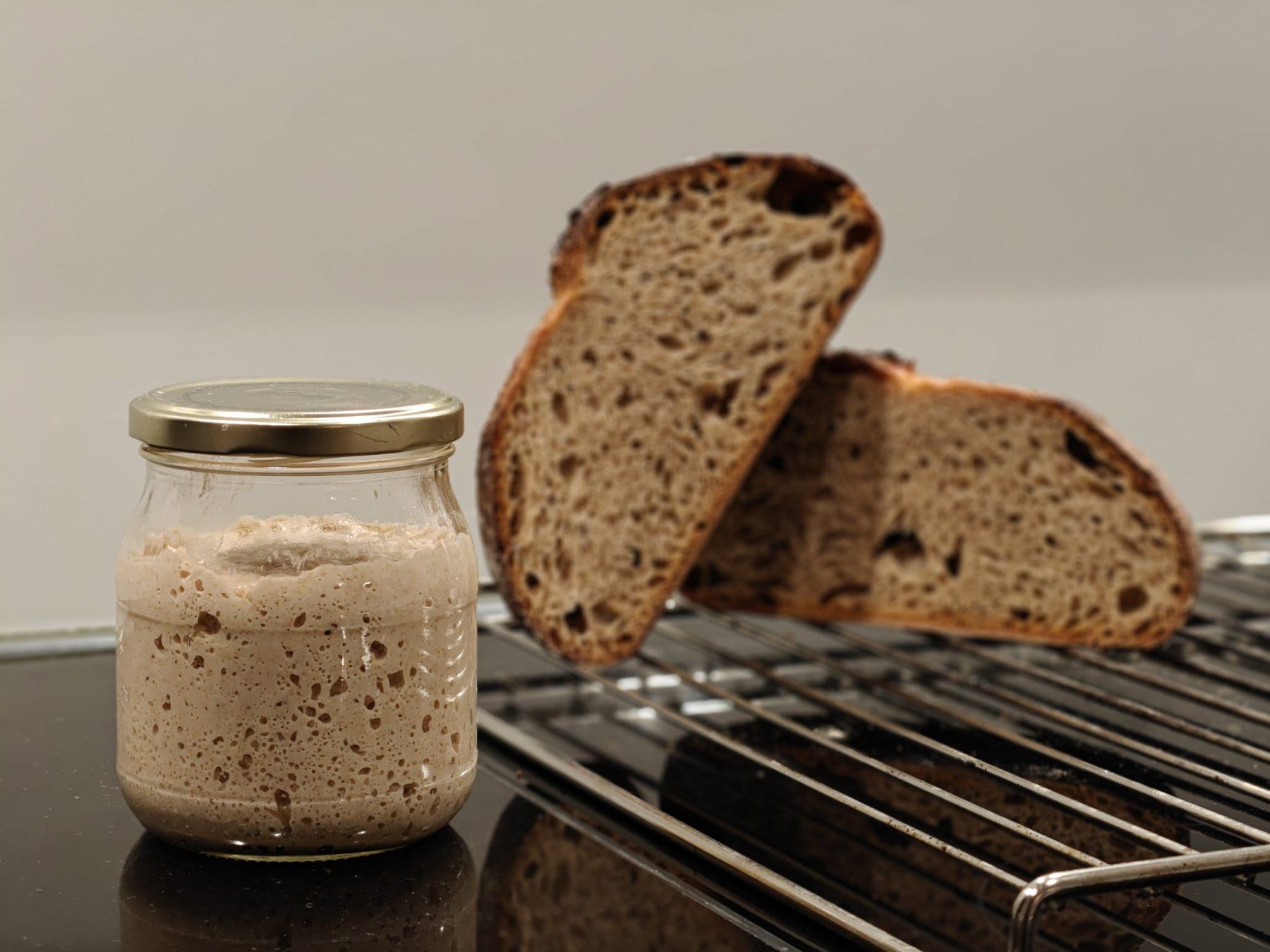Cibi & Specialità: Bio-Sauerteig (Mutterteig, ca. 50g) aktiv & triebstark – Usato da Liestal venduto da GameNTech