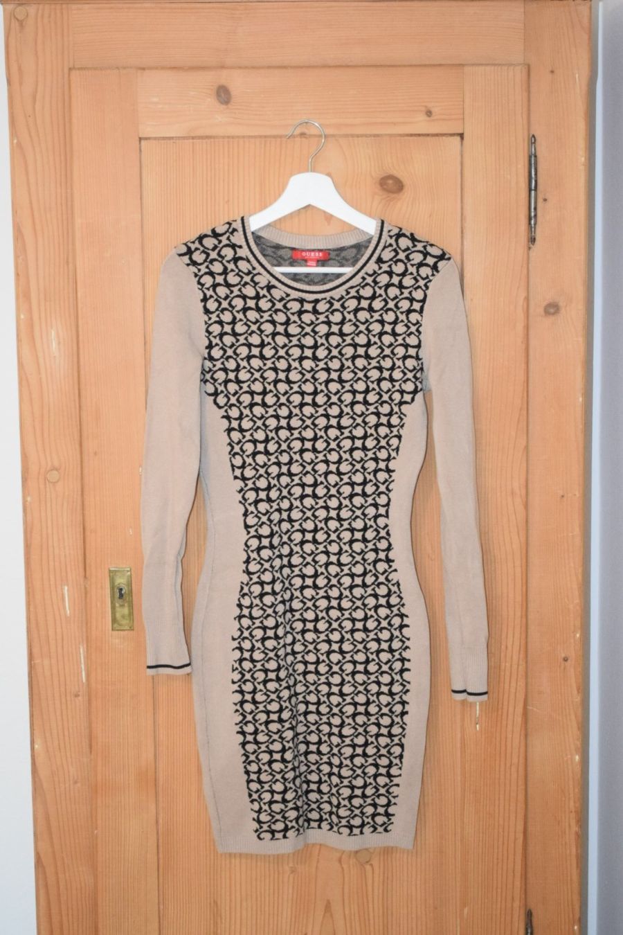 Guess Vestiti: Guess Kleid Grösse M Beige Schwarz Logomuster – Usato da St. Gallen venduto da Lena_T
