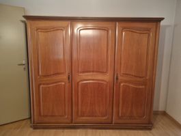 Kleiderschrank aus massiv Kirschholz