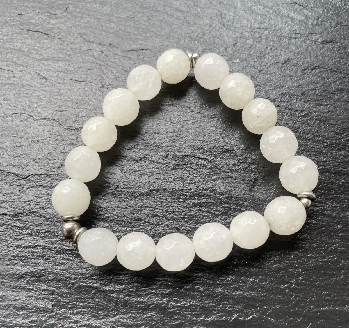 Bracciali & Braccialetti: Weisses Jade Armband, facettiert, elastisch, neuwertig! – Usato da Bronschhofen venduto da Sommernacht03 1