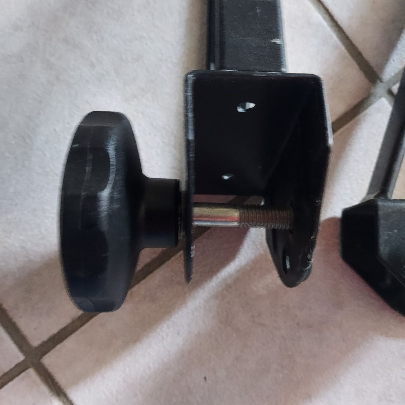 Thule Supporti a parete: Thule Lastenträger-Halter – Usato da Wattwil venduto da saharamaus 2