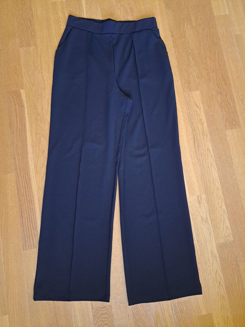 Pantaloni: Schwarze Marlene-Hose Damen Gr. M – Usato da Oetwil am See venduto da Kuechenzeit