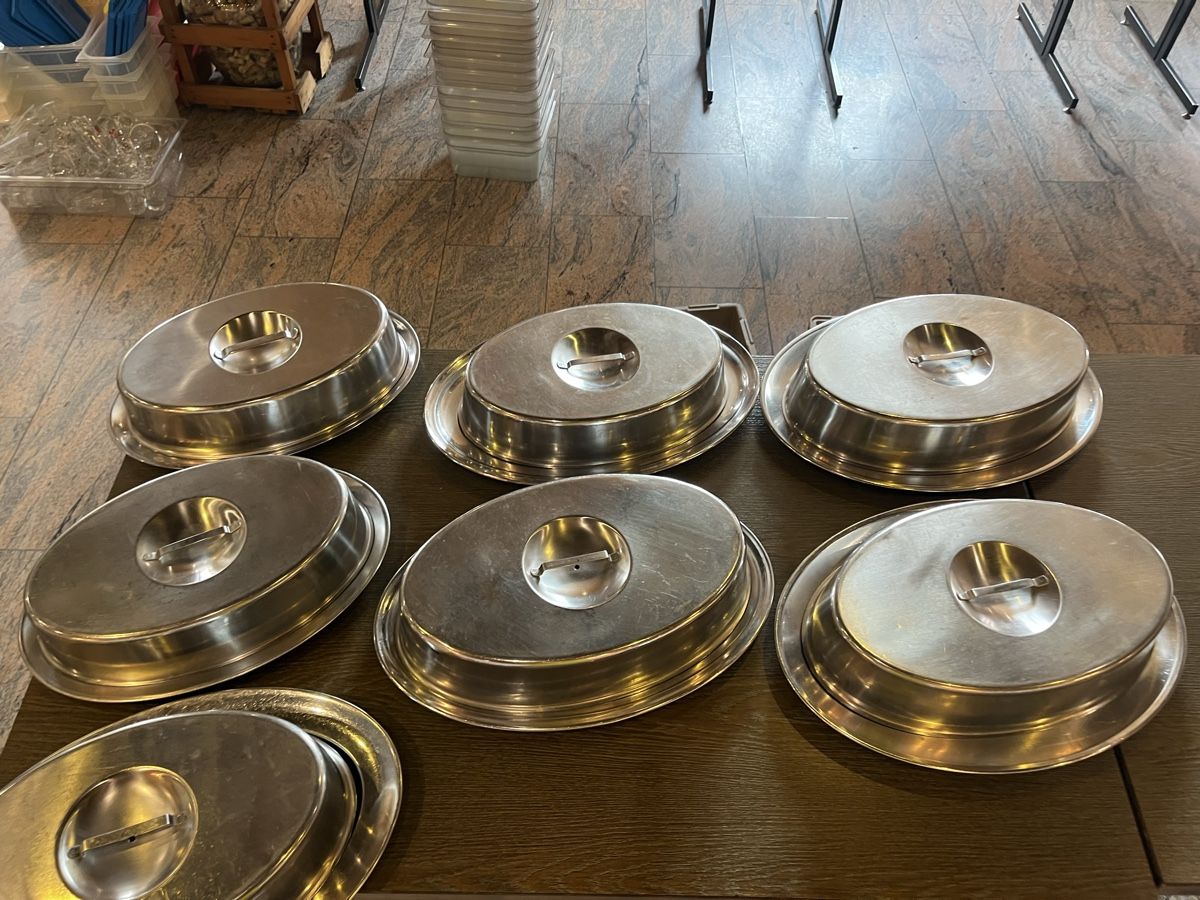 Elettrodomestici da cucina: 7 Chromstahl Anrichteplatten mit Deckel – Usato da Dittingen venduto da Cervolino77 1