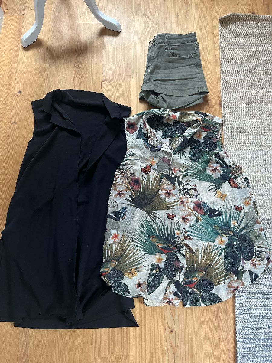 Lotti di vestiti: Sommer-Outfit: Weste, Blumenbluse & kurze Hose – Usato da Winterthur venduto da Nanole 2