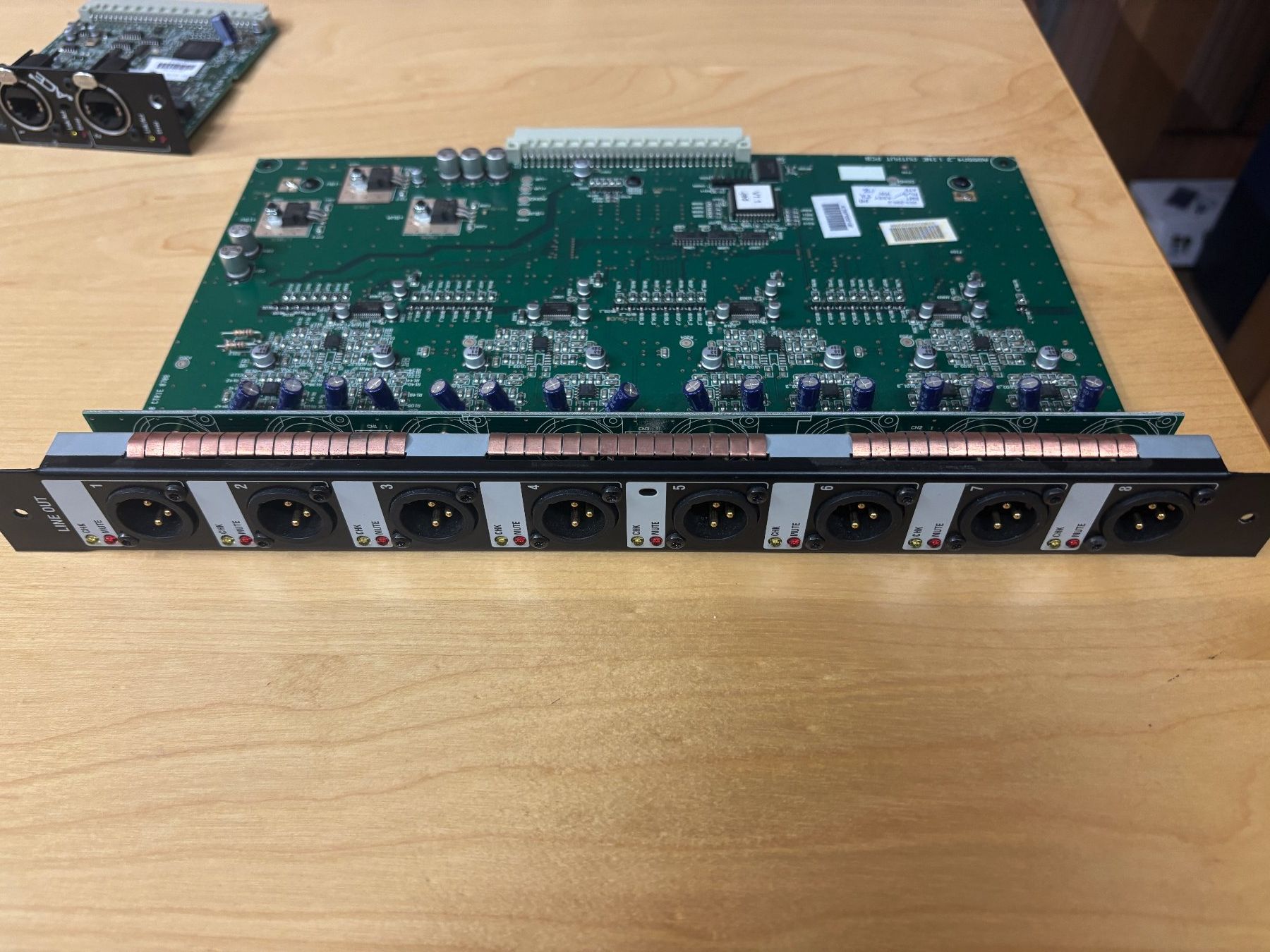 Allen & Heath Console di mixaggio: Allen & Heath iLive Line Output Module – Usato da Frauenfeld venduto da ibkl5512 2