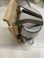 Schweizer Armee Kessel/Deckel mit Holzgestell gebraucht