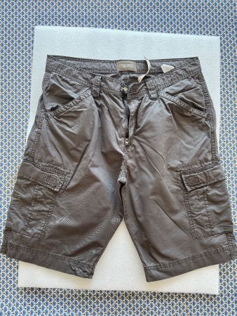 Short cargo gris homme, grandeur 52 excellent état