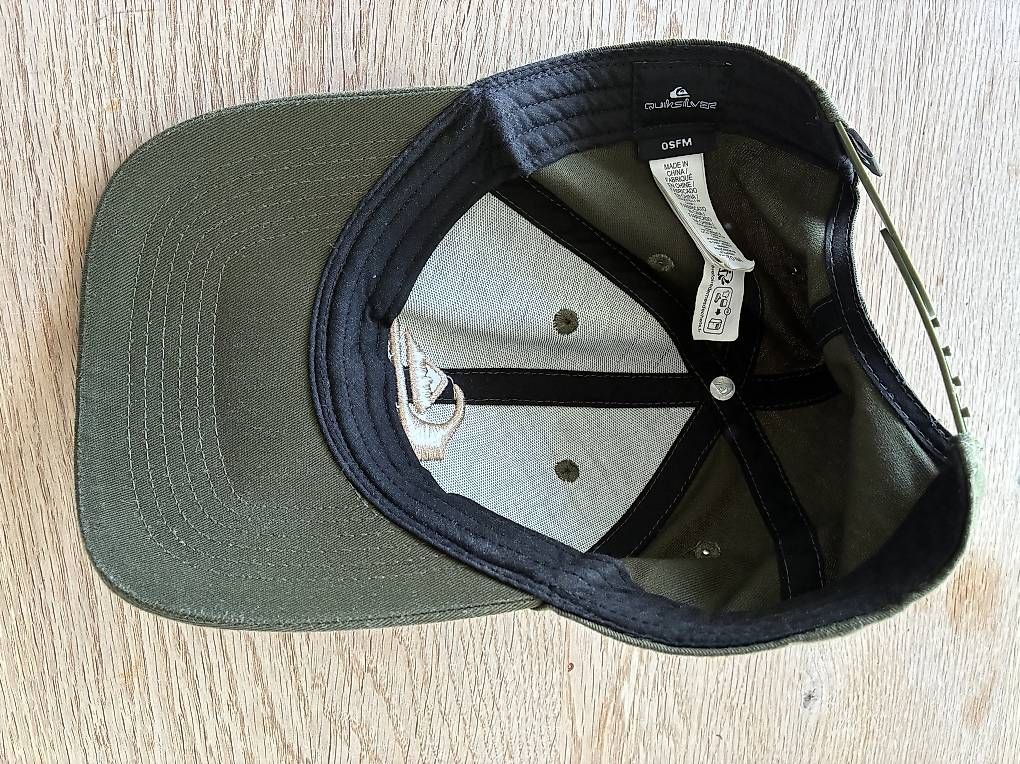 Copricapi, berretti & cappellini: 2 Caps. Decathlon und Quiksilver – Usato da Zürich venduto da uts_789v 4