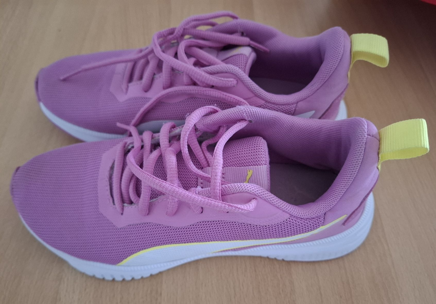 Puma Damenschuhe: Baskets roses indoor Puma t.36 – Gebraucht aus givisiez von odilev