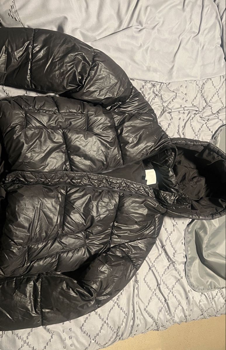 H&M Giacche: H&M Steppjacke schwarz mit Kapuze – Usato da Gossau SG venduto da eor_9jvs