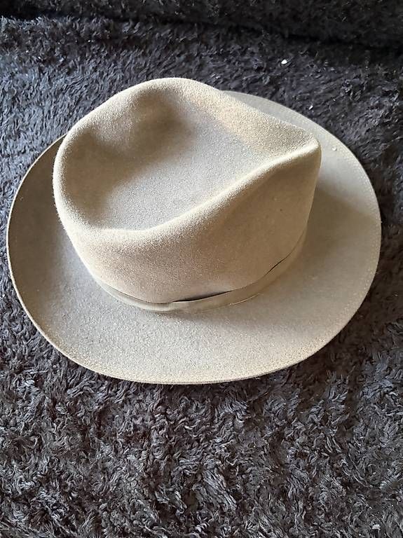 Copricapi, berretti & cappellini: cappello vintage – Usato da Davesco-Soragno venduto da ele_vxg5 1