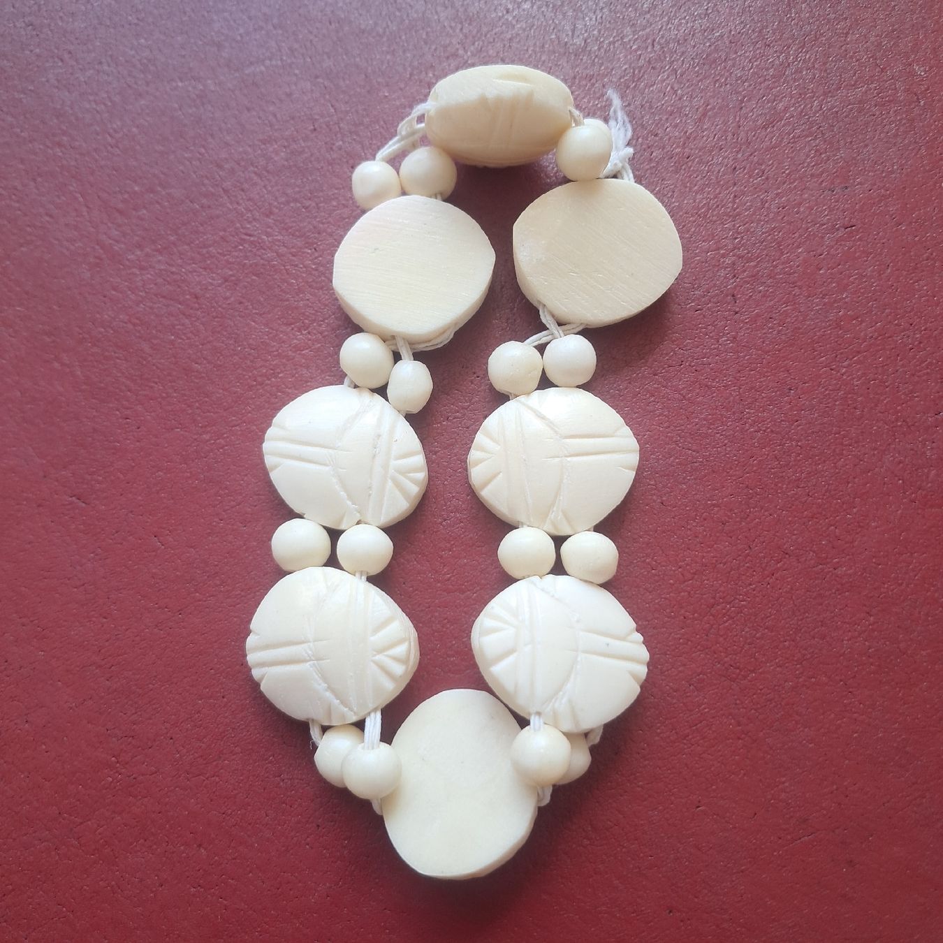 Bracelets: Armband mit geschnitzten Scheiben und Kugeln – D'occasion à Dietikon par una_y6wy