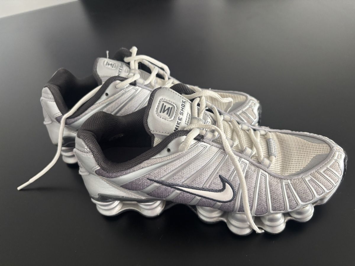 Nike Herrenschuhe: Nike Shox Schuhe Grösse 41 Silber – Gebraucht aus Niederuzwil von Amicio 1