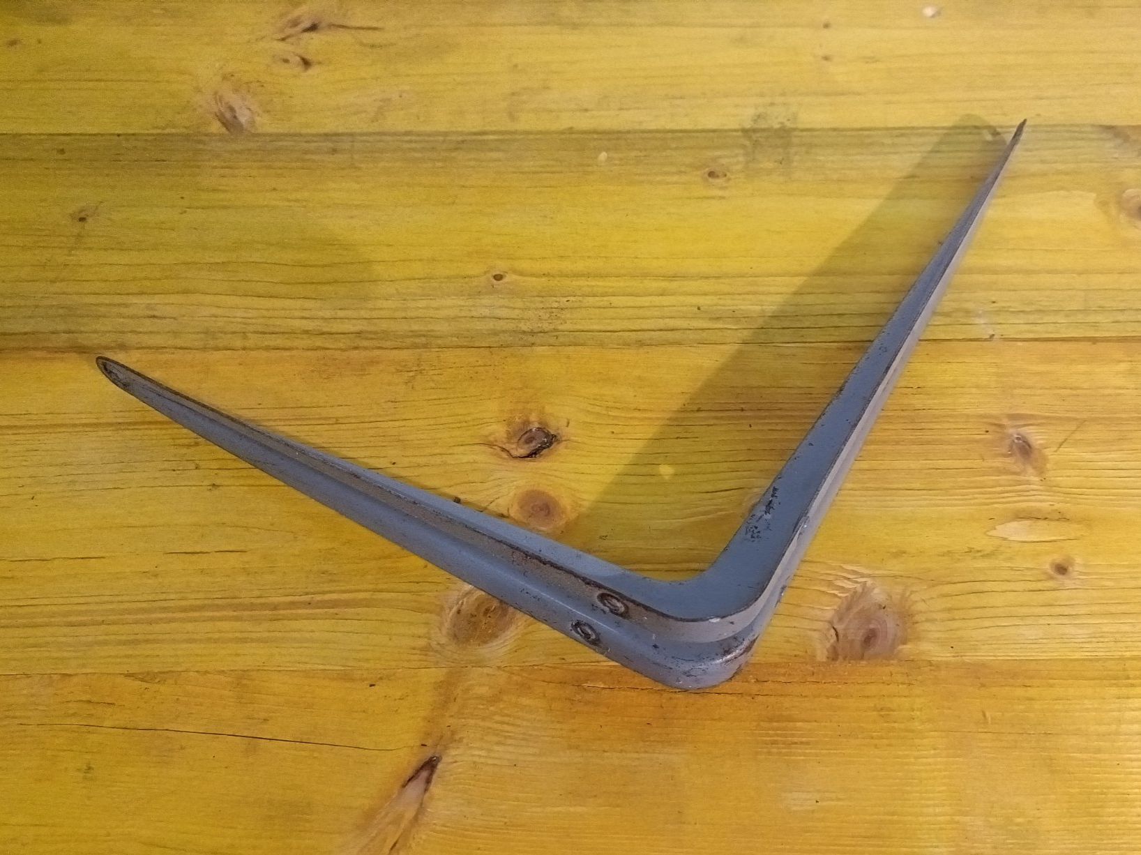 Scaffali: ein Regalwinkel Metall grau – Usato da Hombrechtikon venduto da Unser_Hofer