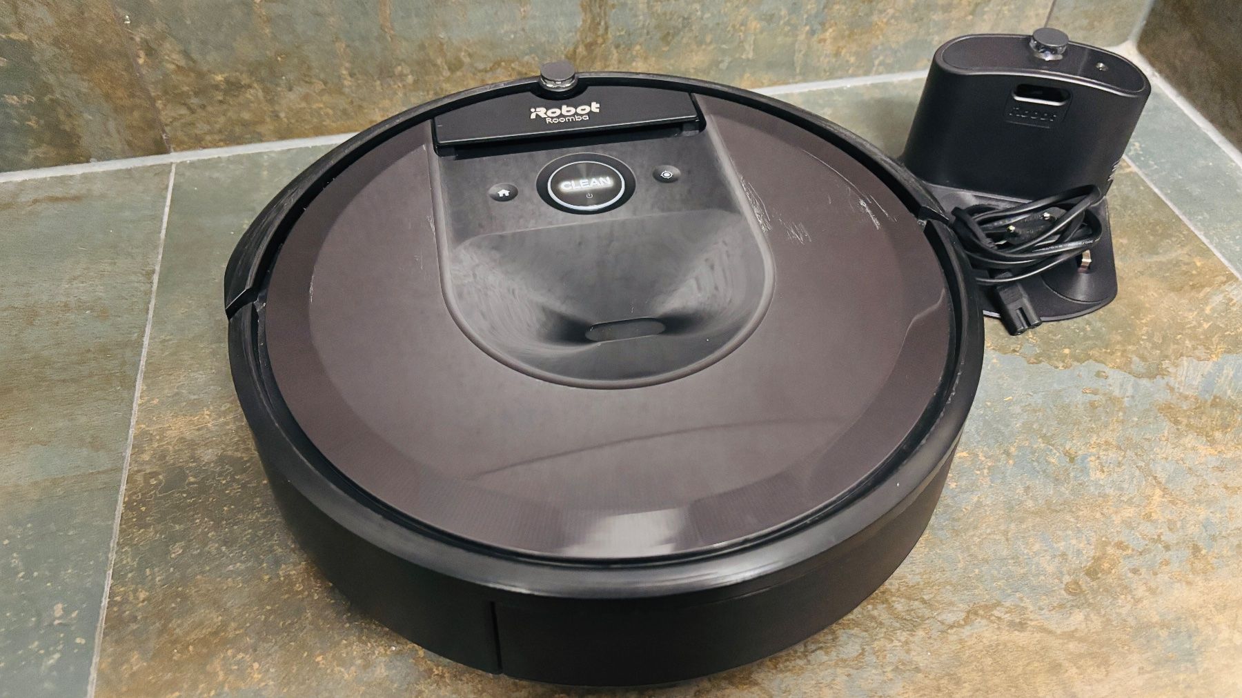 Irobot Aspirapolveri & Accessori: iRobot Roomba i7 Series | Inkl. Ladestation, Stromkabel – Usato da Lengnau BE venduto da 4ConsultingSolutions