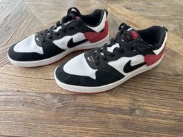 Nike SB Schuhe schwarz/weiss/rot Grösse 43 - Auktion ab 1.-