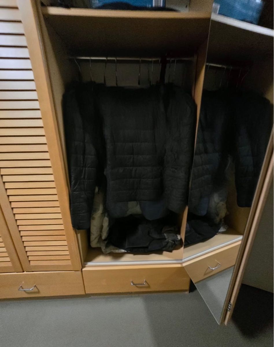 Armadi: Kleiderschrank mit Spiegeltüren – Usato da Zürich venduto da Stj_6qnw 3